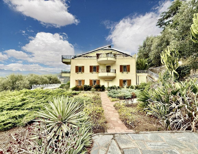 Palazzina indipendente in vendita a Diano Castello