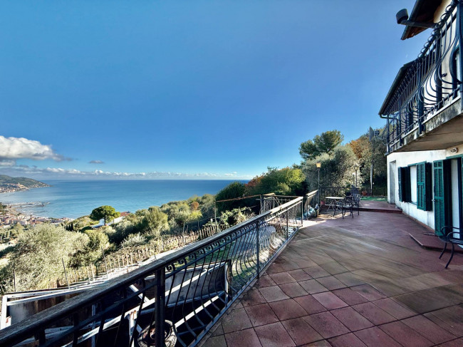 Villa for sale in Diano Marina