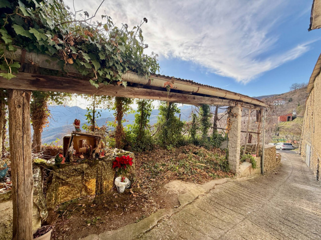 Casa Semindipendente in vendita a Aquila d'Arroscia