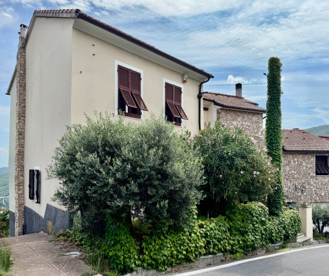 Casa Indipendente in vendita a Vado Ligure