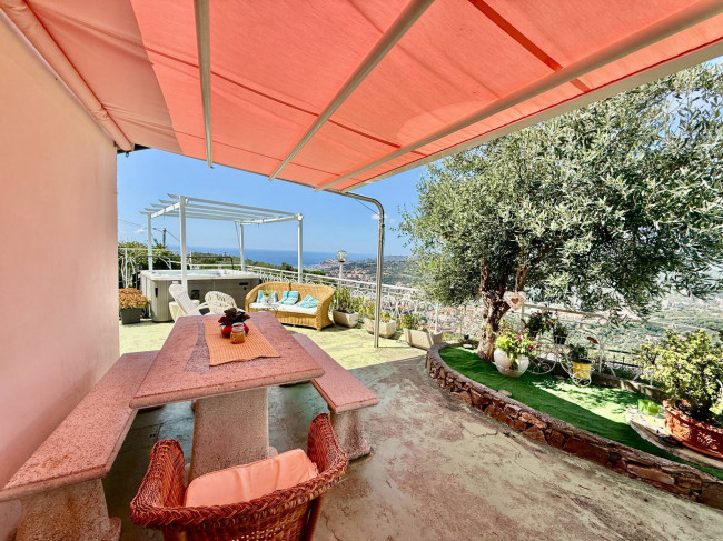 Villa for sale in Imperia
