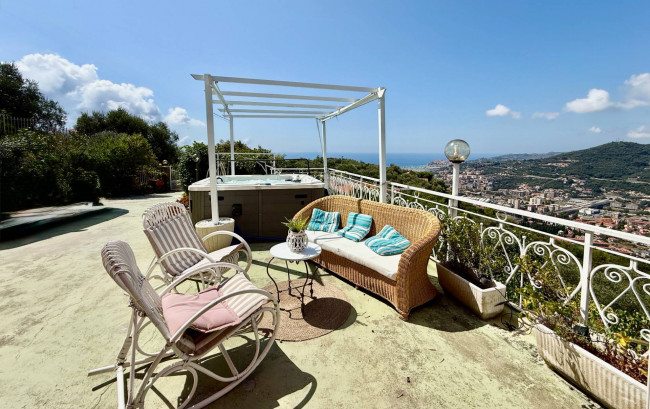 Villa for sale in Imperia