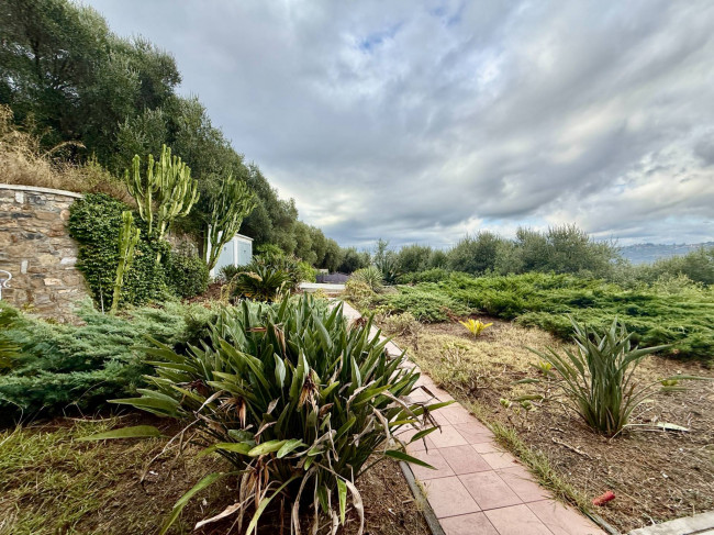 Palazzina indipendente in vendita a Diano Castello