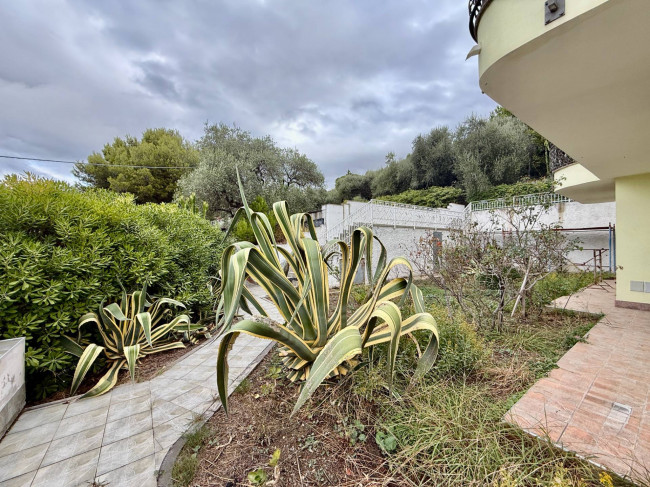Palazzina indipendente in vendita a Diano Castello