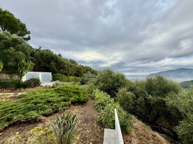Palazzina indipendente in vendita a Diano Castello