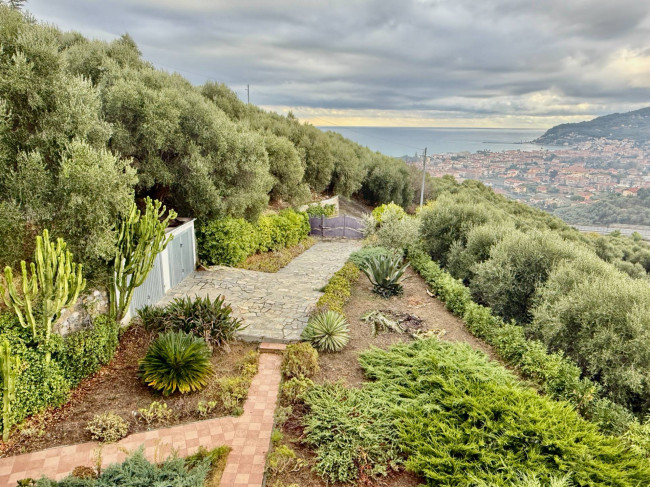 Palazzina indipendente in vendita a Diano Castello