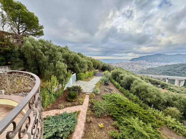 Palazzina indipendente in vendita a Diano Castello