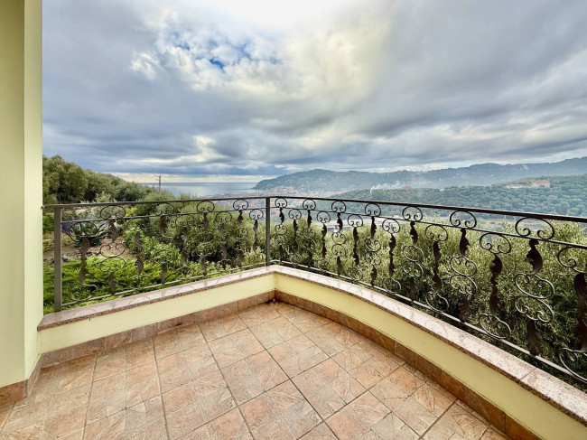 Palazzina indipendente in vendita a Diano Castello