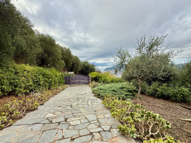 Palazzina indipendente in vendita a Diano Castello