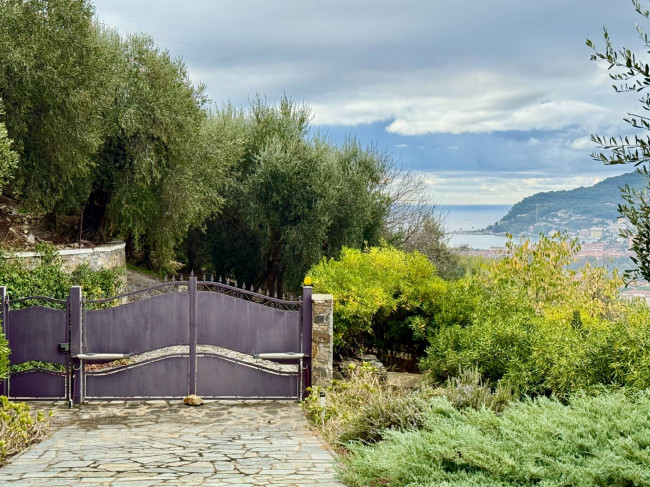 Palazzina indipendente in vendita a Diano Castello