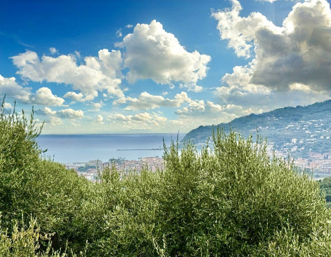 Palazzina indipendente in vendita a Diano Castello