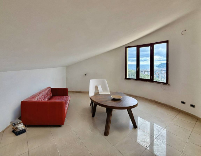 Palazzina indipendente in vendita a Diano Castello