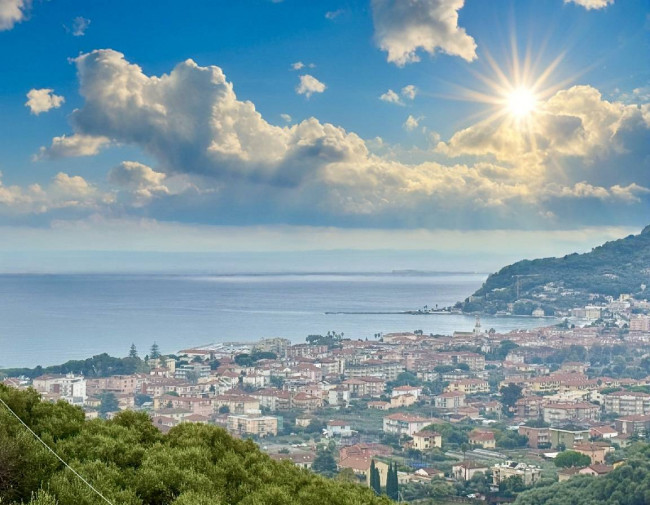 Palazzina indipendente in vendita a Diano Castello