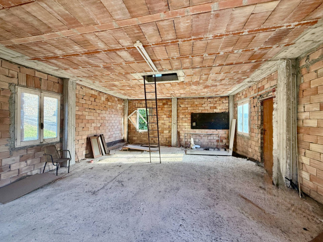 Little villa for sale in Andora