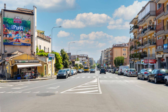 Locale commerciale in vendita a Catania Sanzio/Veneto/Michelangelo/Vagliasindi