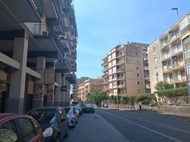 Locale commerciale in affitto a Catania Vulcania