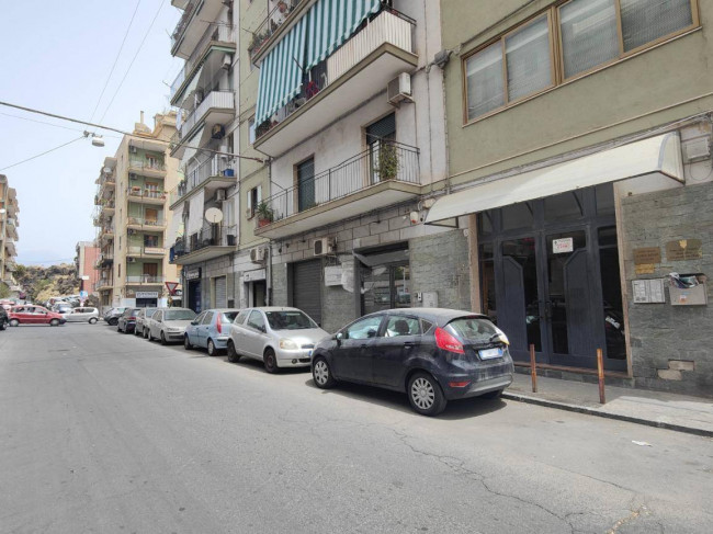 Locale commerciale in vendita a Catania Viale M. Rapisardi - Lavaggi