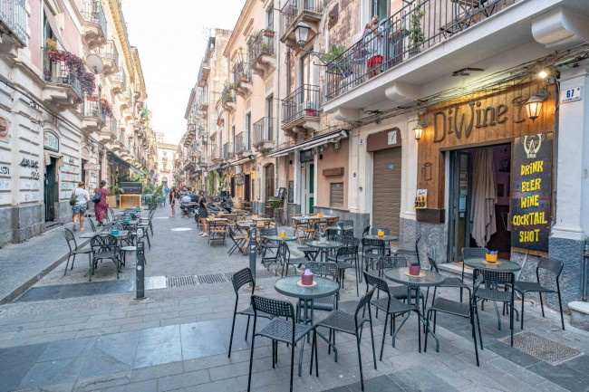 Locale commerciale in vendita a Catania Zona centro