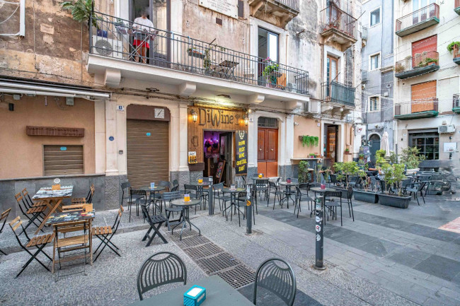 Locale commerciale in vendita a Catania Zona centro