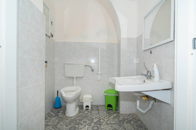 Locale commerciale in vendita a Catania Zona centro