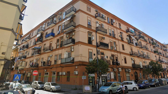 Locale commerciale in vendita a Napoli