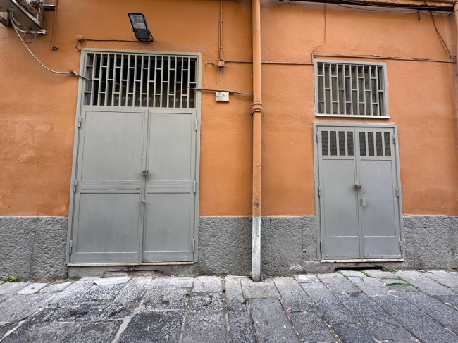 Locale commerciale in vendita a Napoli