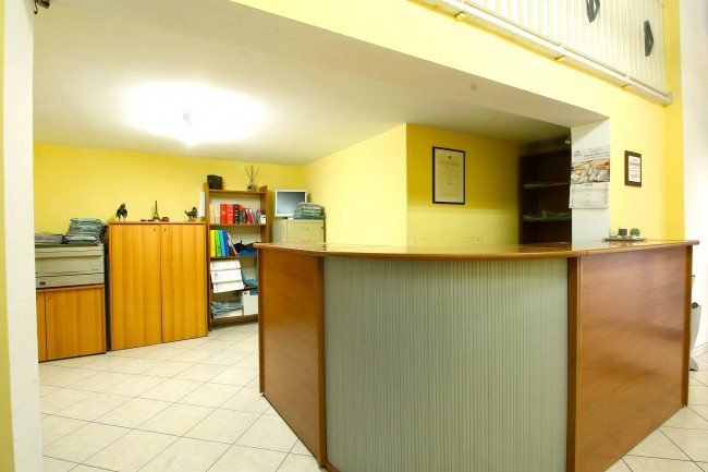 Locale commerciale in vendita a Napoli