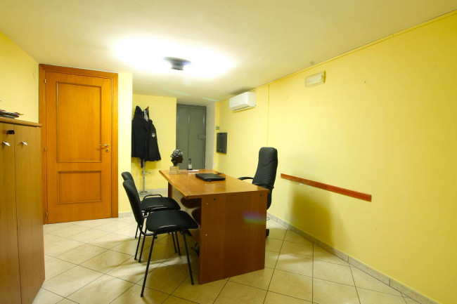 Locale commerciale in vendita a Napoli
