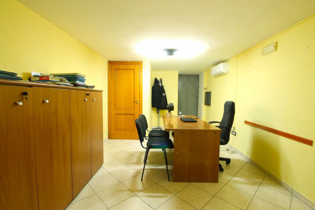 Locale commerciale in vendita a Napoli