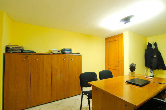 Locale commerciale in vendita a Napoli