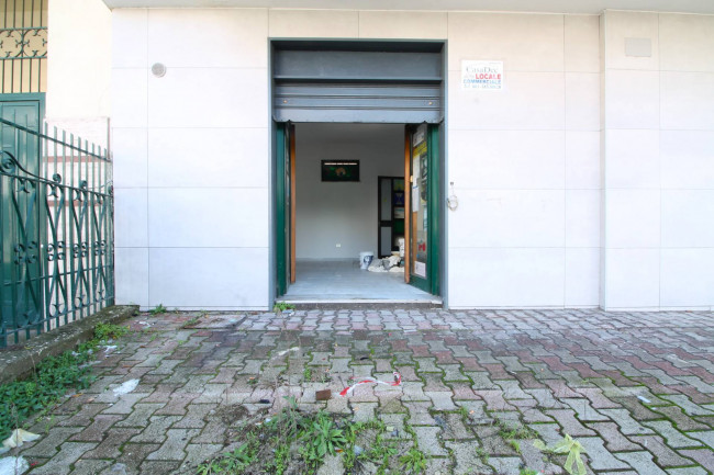 Locale commerciale in affitto a Parete