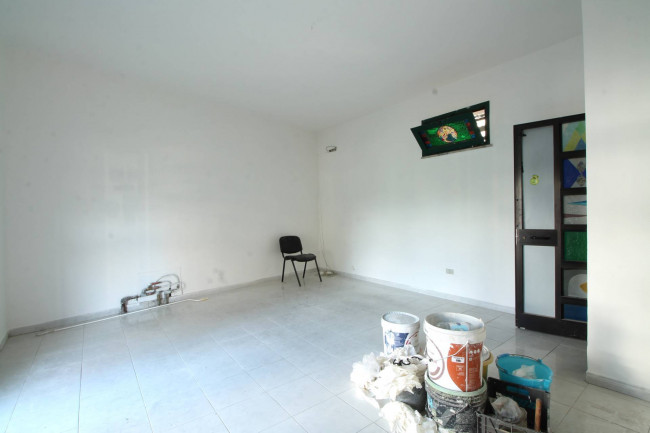 Locale commerciale in affitto a Parete