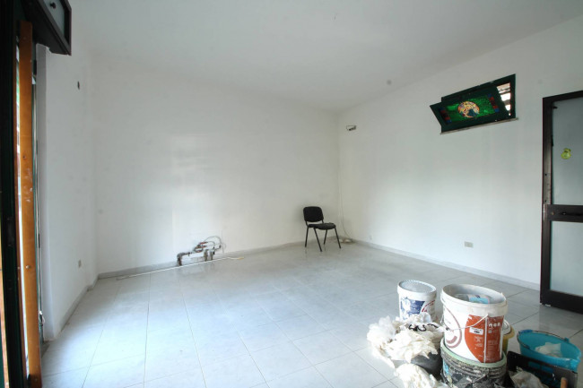 Locale commerciale in affitto a Parete