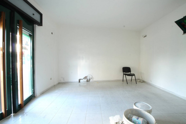 Locale commerciale in affitto a Parete