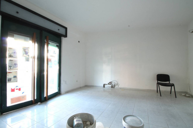 Locale commerciale in affitto a Parete