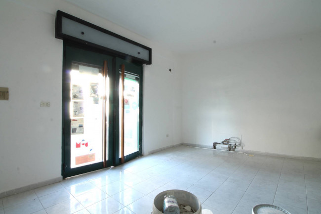 Locale commerciale in affitto a Parete