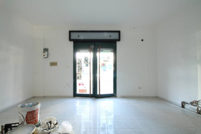 Locale commerciale in affitto a Parete