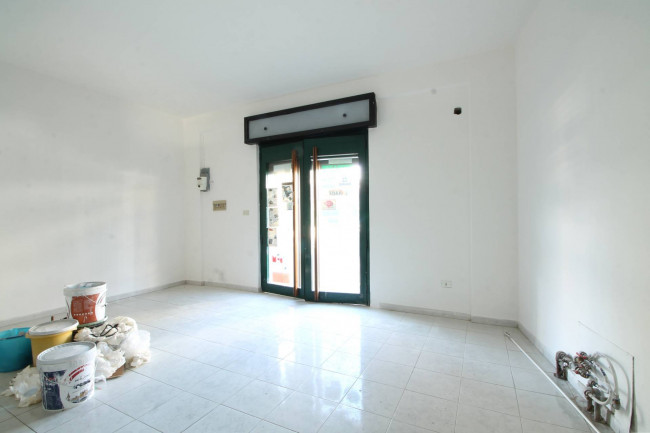 Locale commerciale in affitto a Parete