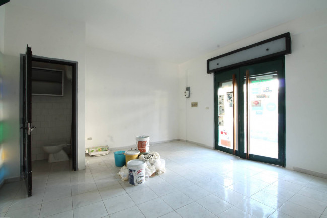 Locale commerciale in affitto a Parete