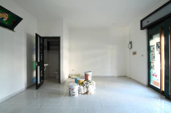 Locale commerciale in affitto a Parete