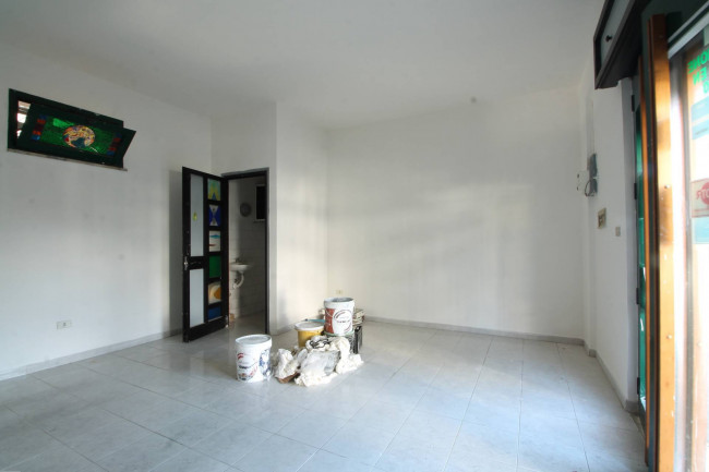 Locale commerciale in affitto a Parete