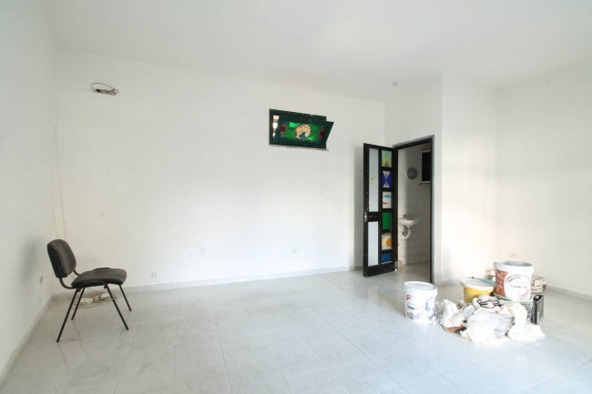 Locale commerciale in affitto a Parete