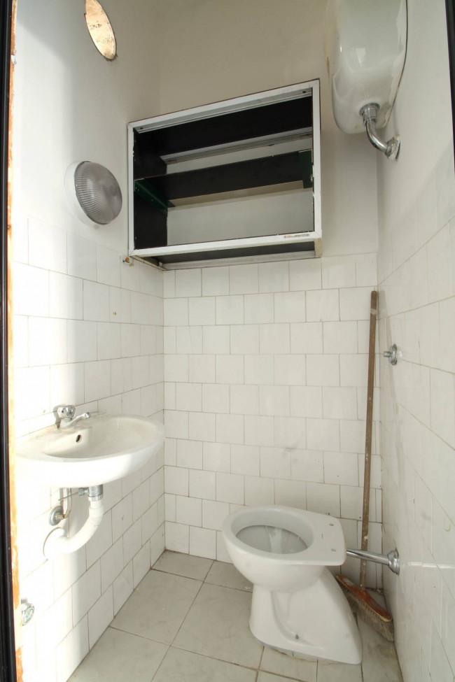 Locale commerciale in affitto a Parete