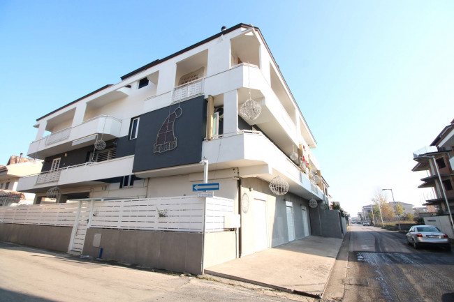 Locale commerciale in affitto a Trentola-Ducenta