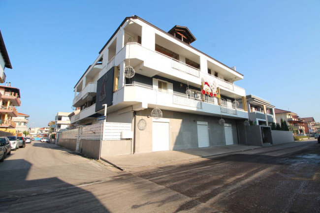 Locale commerciale in affitto a Trentola-Ducenta