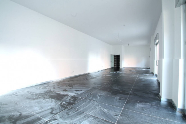 Locale commerciale in affitto a Trentola-Ducenta