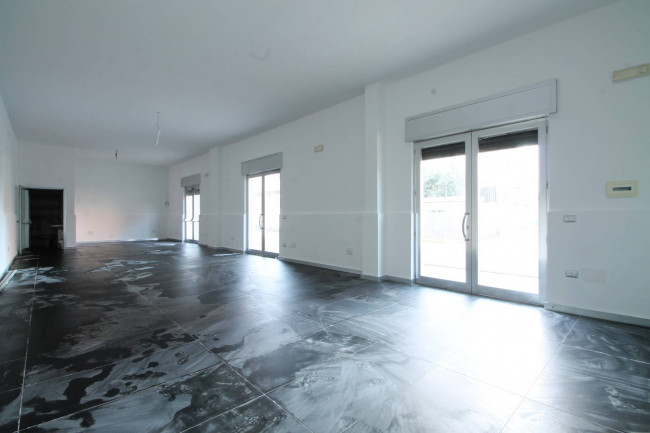 Locale commerciale in affitto a Trentola-Ducenta