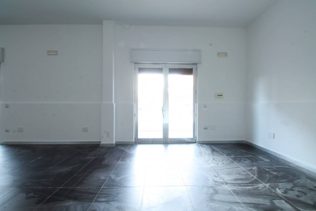 Locale commerciale in affitto a Trentola-Ducenta