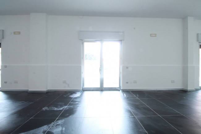 Locale commerciale in affitto a Trentola-Ducenta