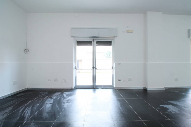 Locale commerciale in affitto a Trentola-Ducenta